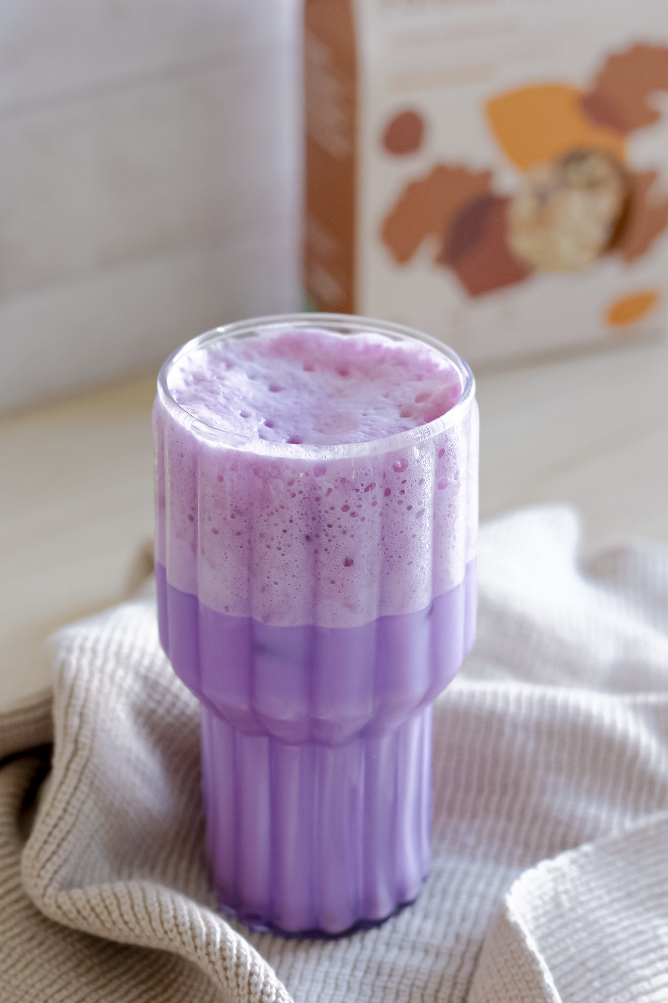 Gros plan sur un ube latte préparé avec le mélange en poudre bio de nümorning