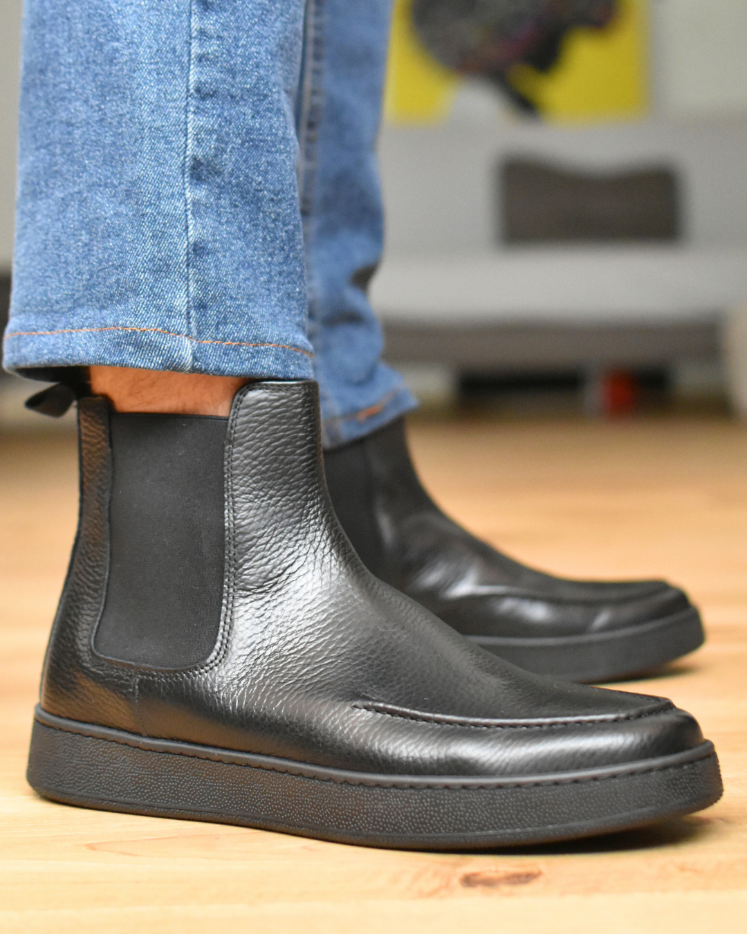 Cortina - Black Leather