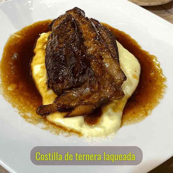 2 Costillas de ternera laqueada de 450g/unidad cocinada a baja temperatura.