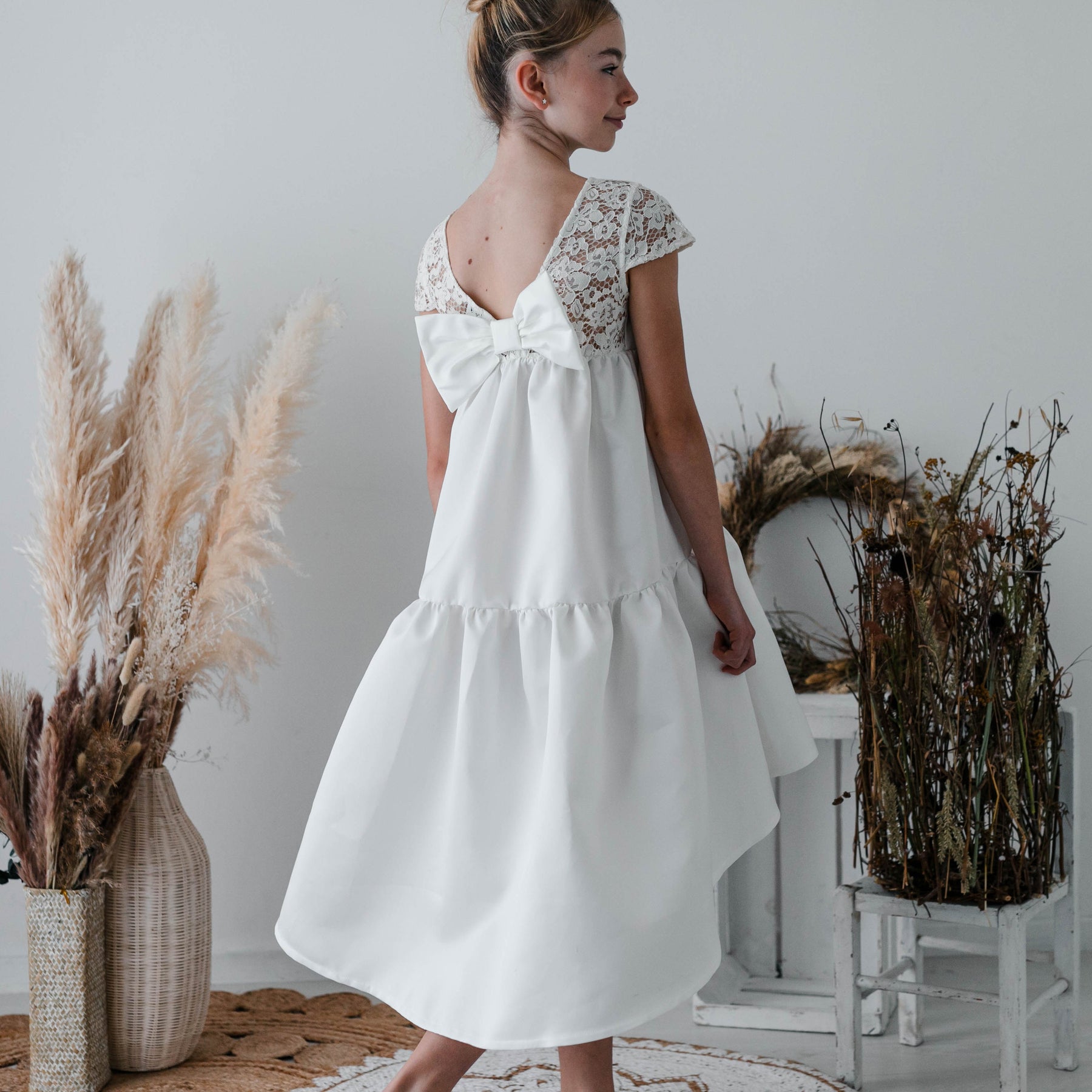 Robe en satin avec détail en dentelle