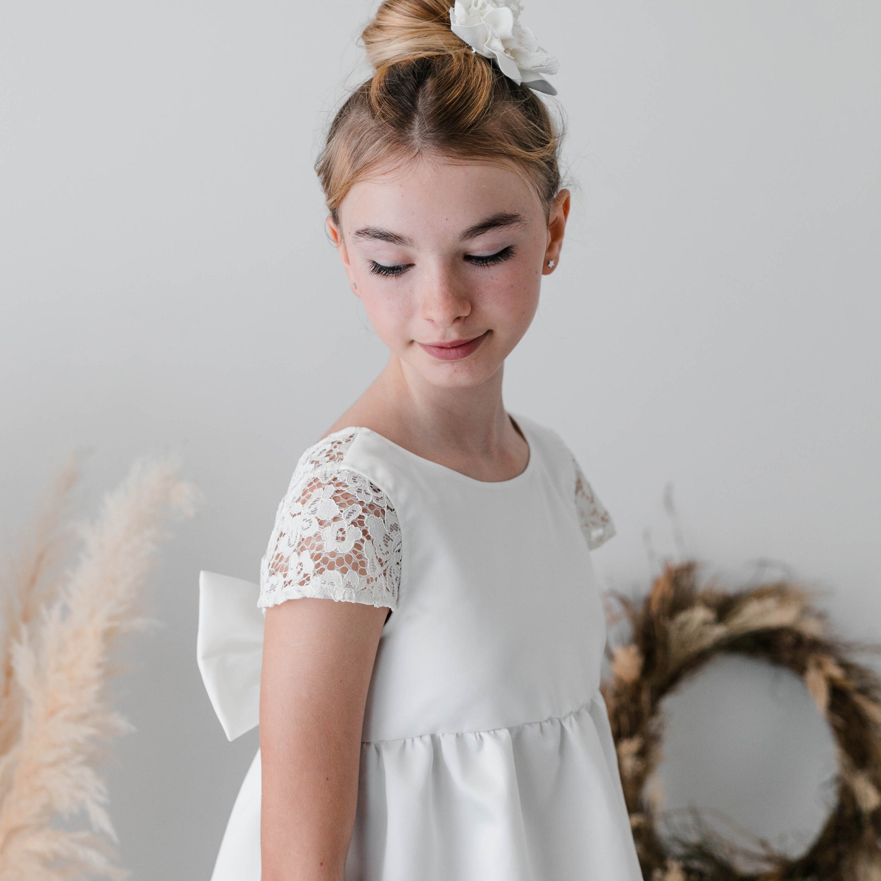 Robe en satin avec détail en dentelle