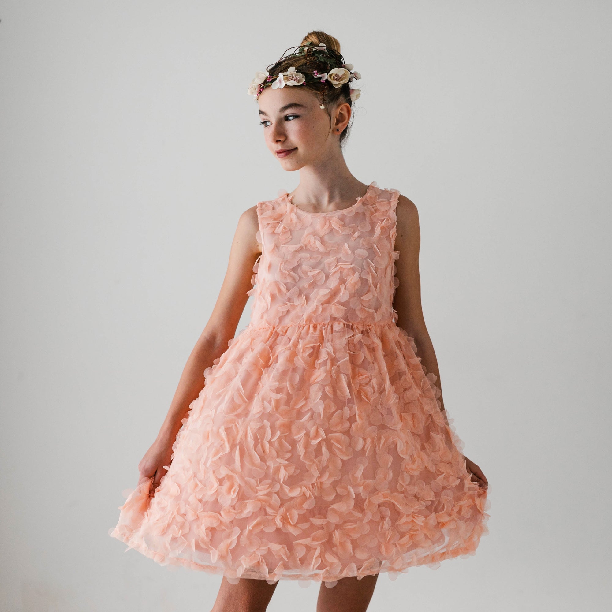 VESTIDO CON TEJIDO DE PÉTALOS