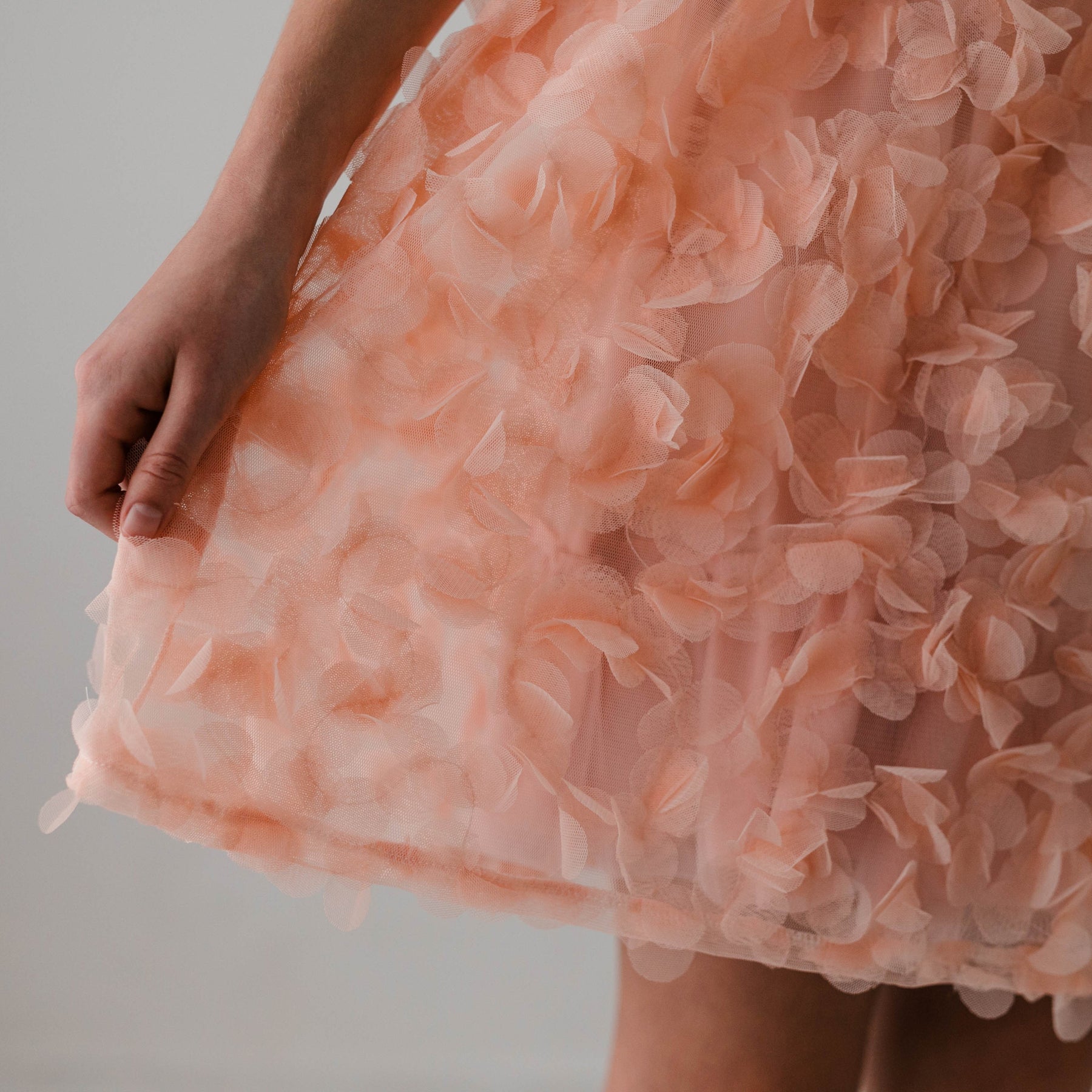 VESTIDO CON TEJIDO DE PÉTALOS