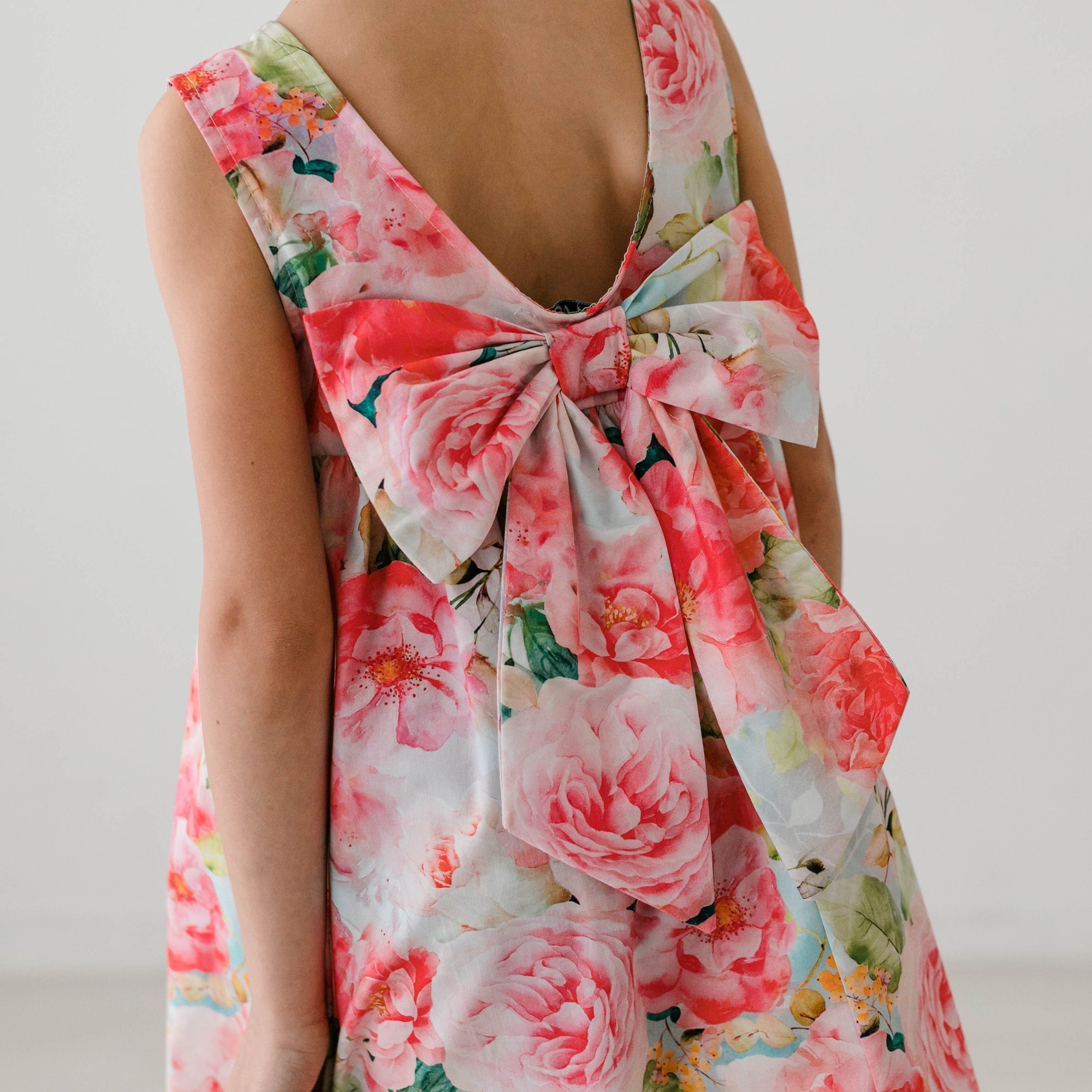 KOTNENA TISKANA OBLEKA Z MAŠNO NA HRBTU