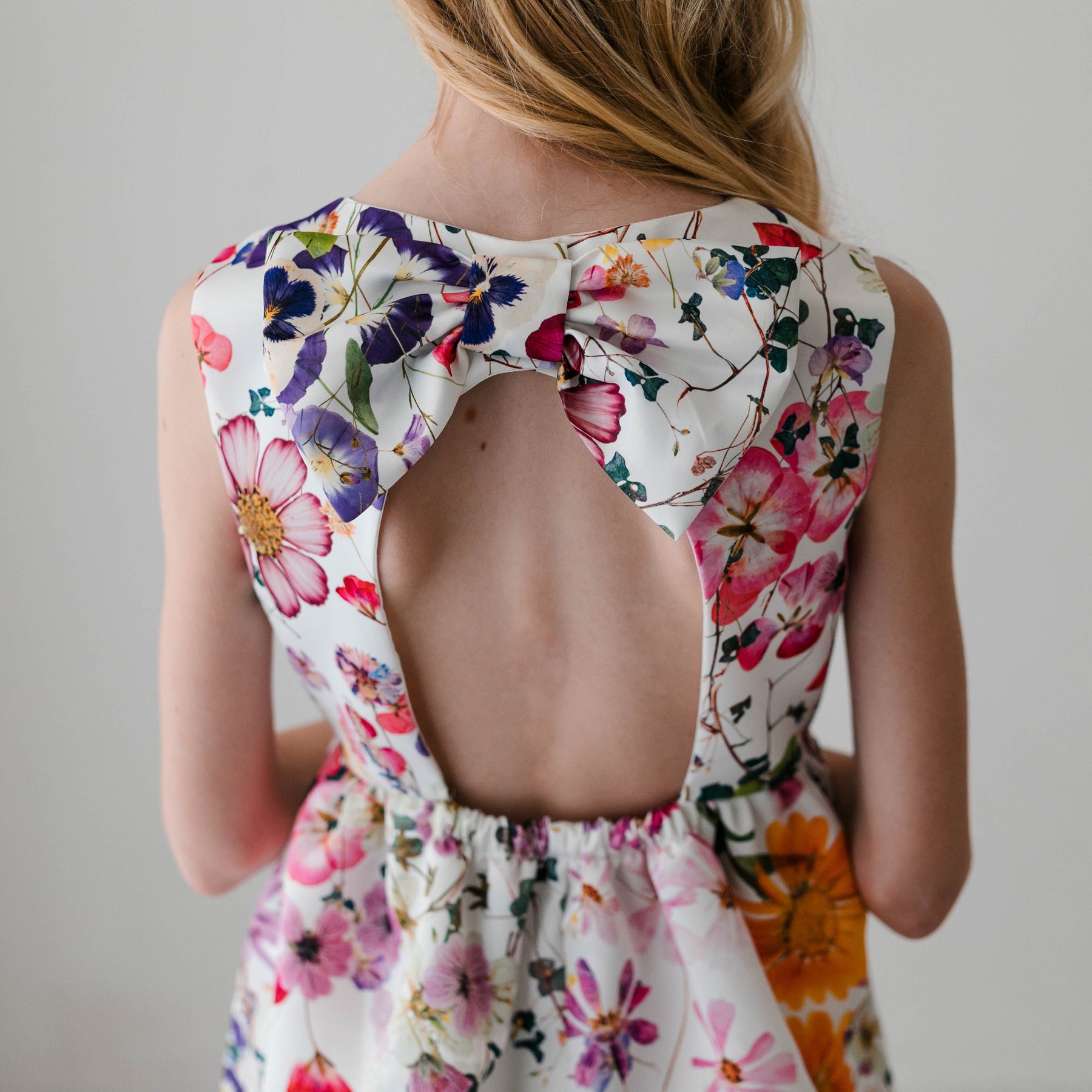 Satijnen jurk met uitsnijding en strik