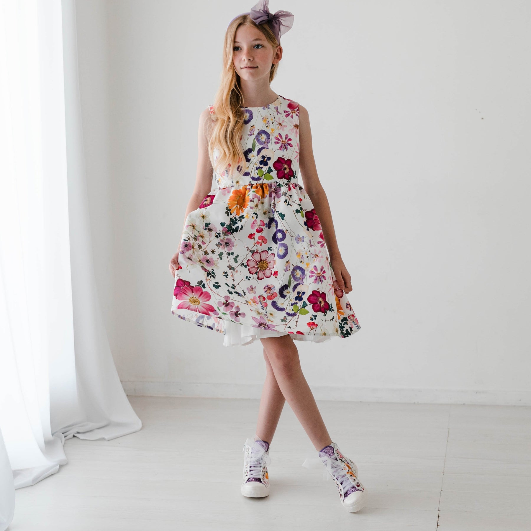 Satijnen jurk met uitsnijding en strik