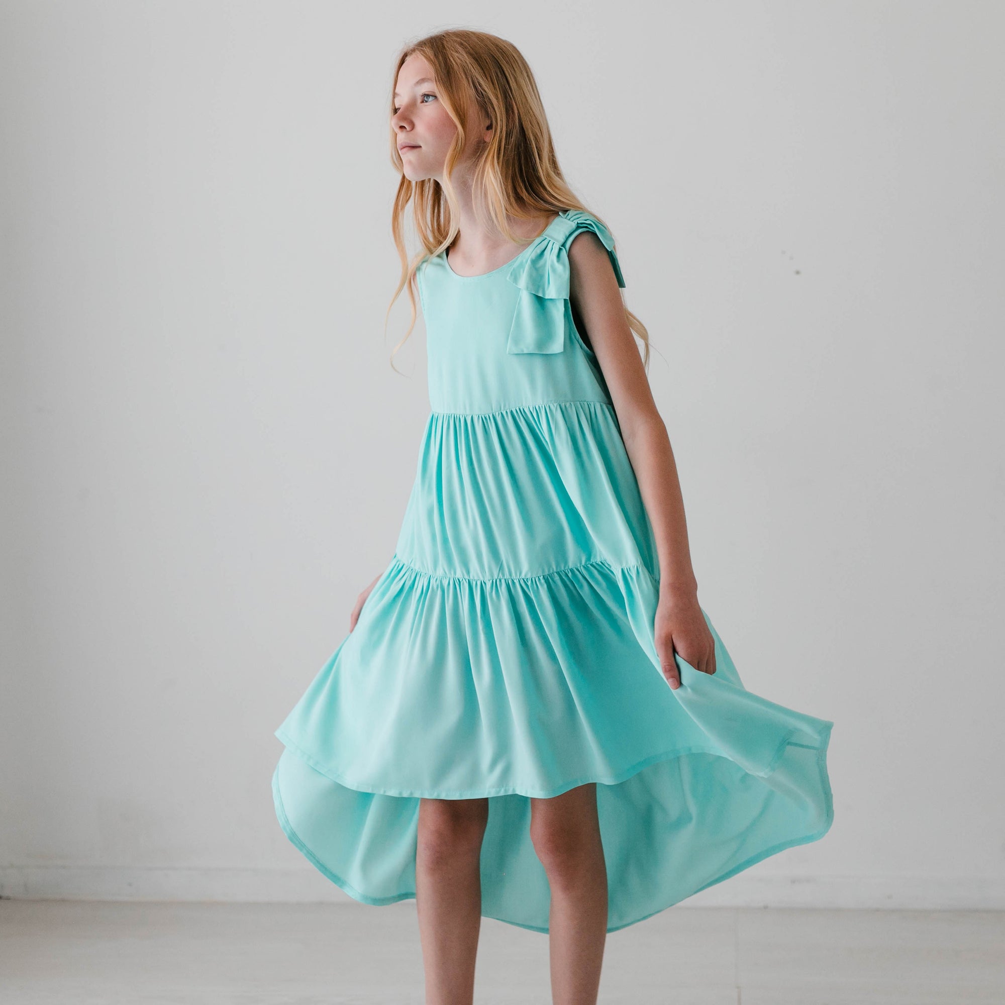 VISCOSE JURK MET RUFFLES EN ASYMMETRISCHE ROK