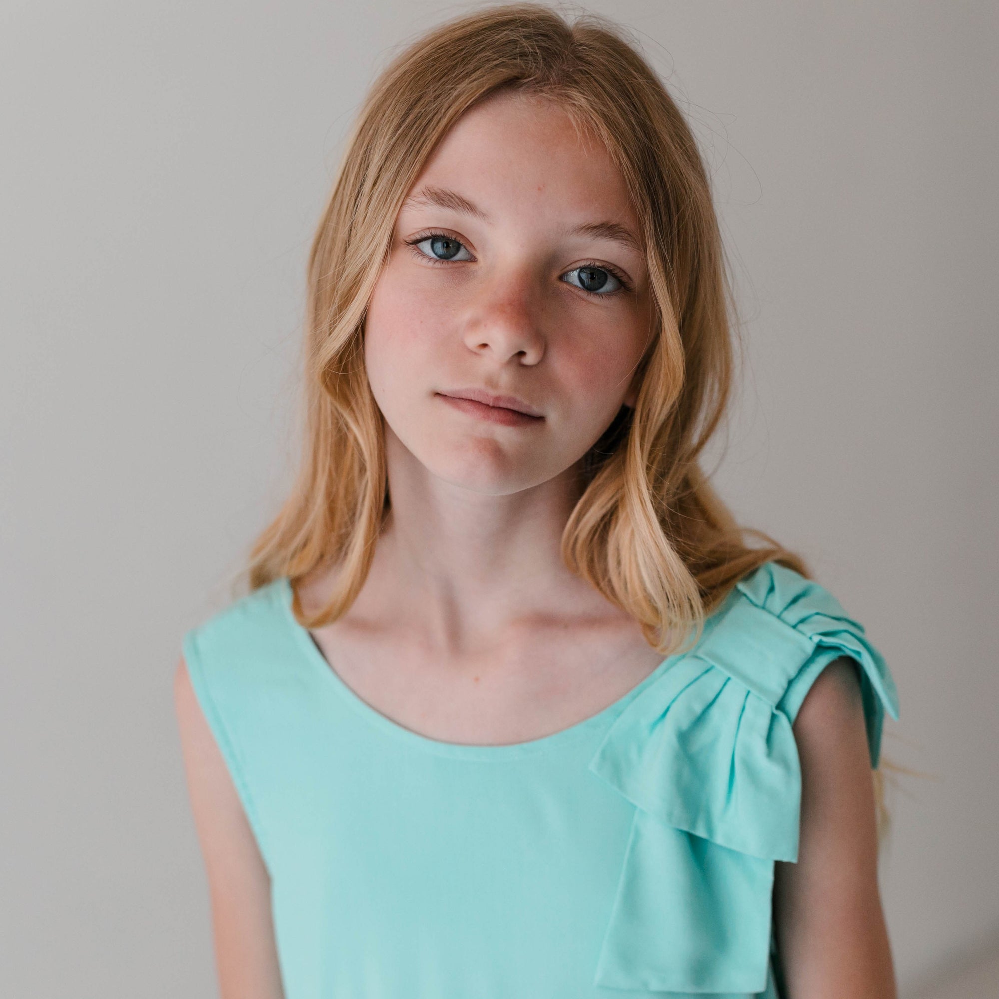 VISCOSE JURK MET RUFFLES EN ASYMMETRISCHE ROK