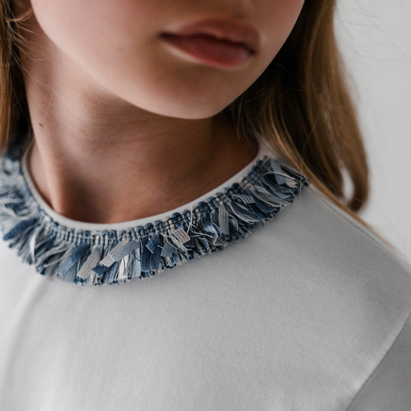 Camiseta con detalle de flecos