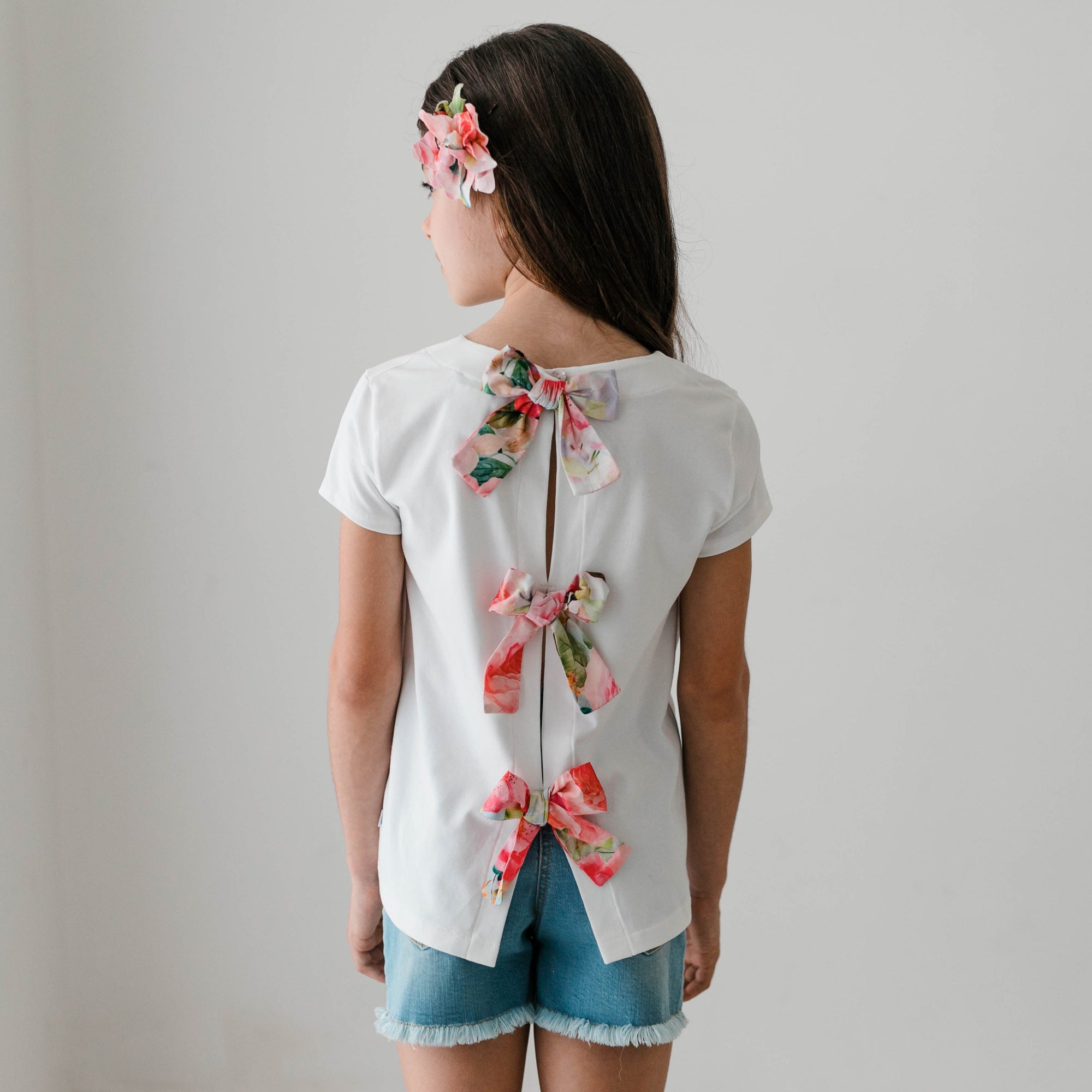 T-SHIRT WITH BOWS ON THE BACK