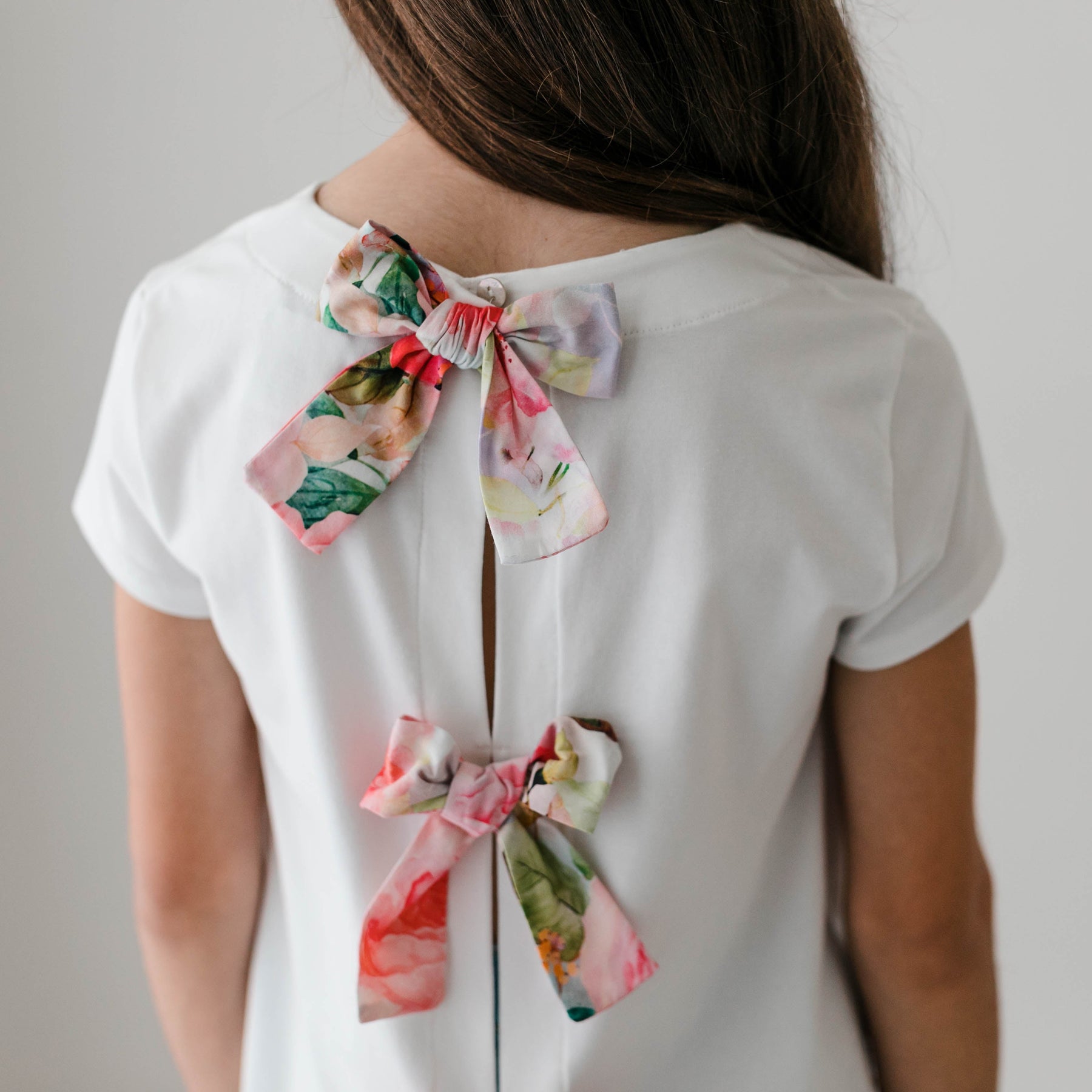 T-SHIRT WITH BOWS ON THE BACK