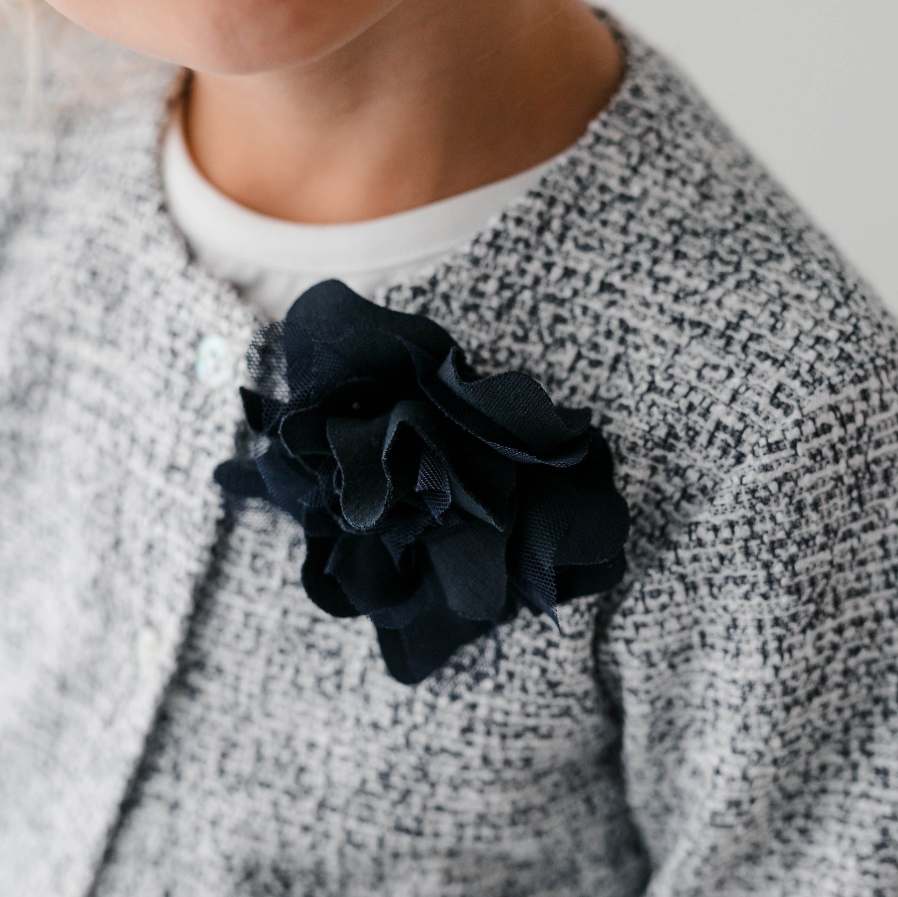 BROOCH WITH FLOWER IN MILANO STITCH