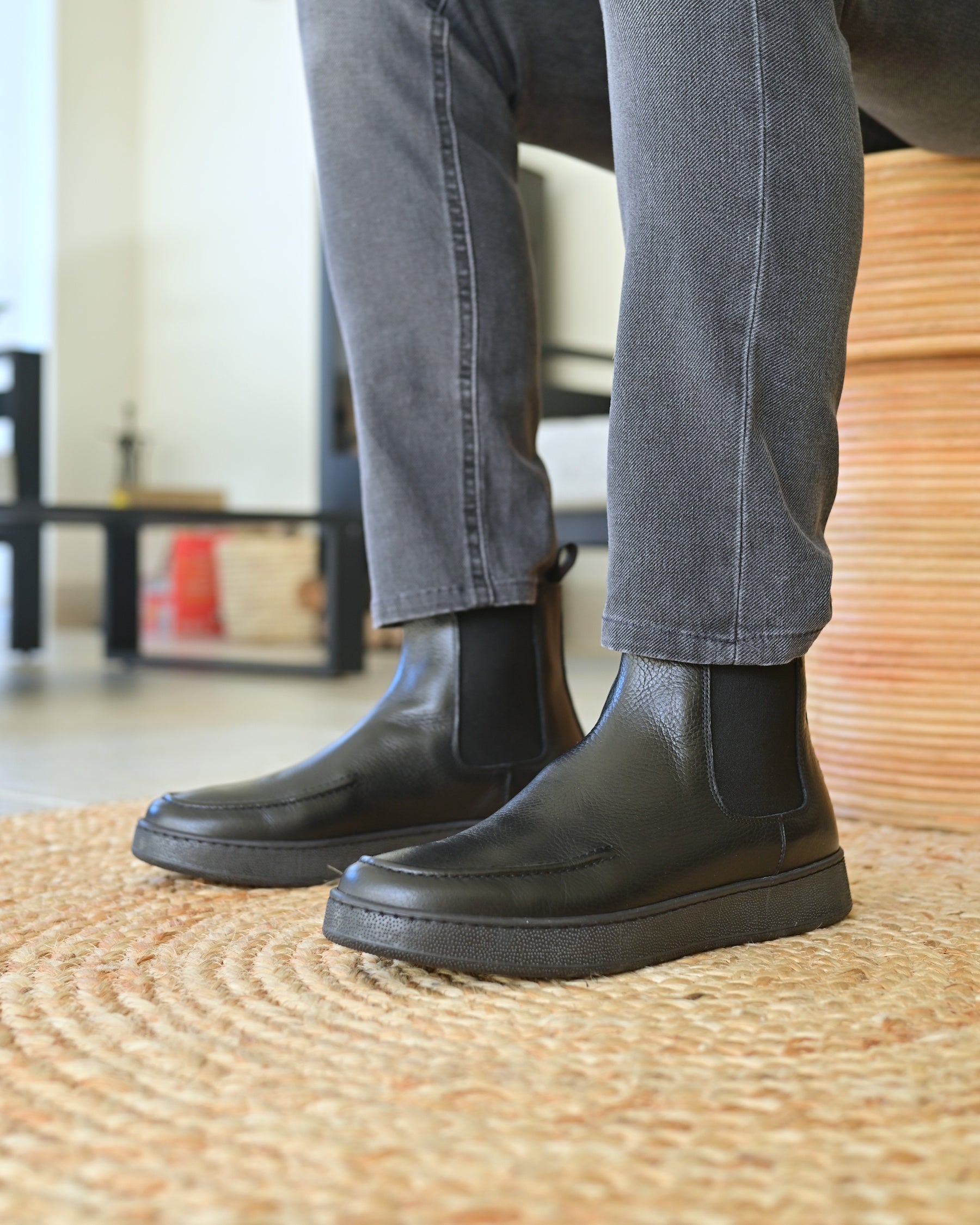 Cortina - Black Leather