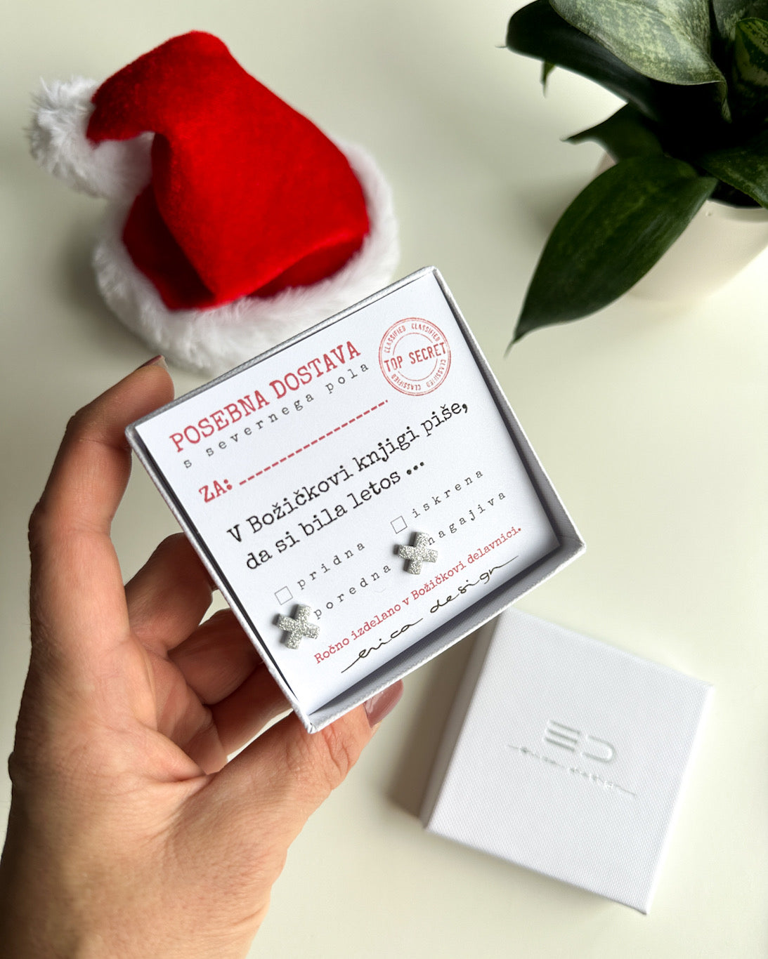 Orecchini XX su una cartolina festiva per i buoni o i cattivi