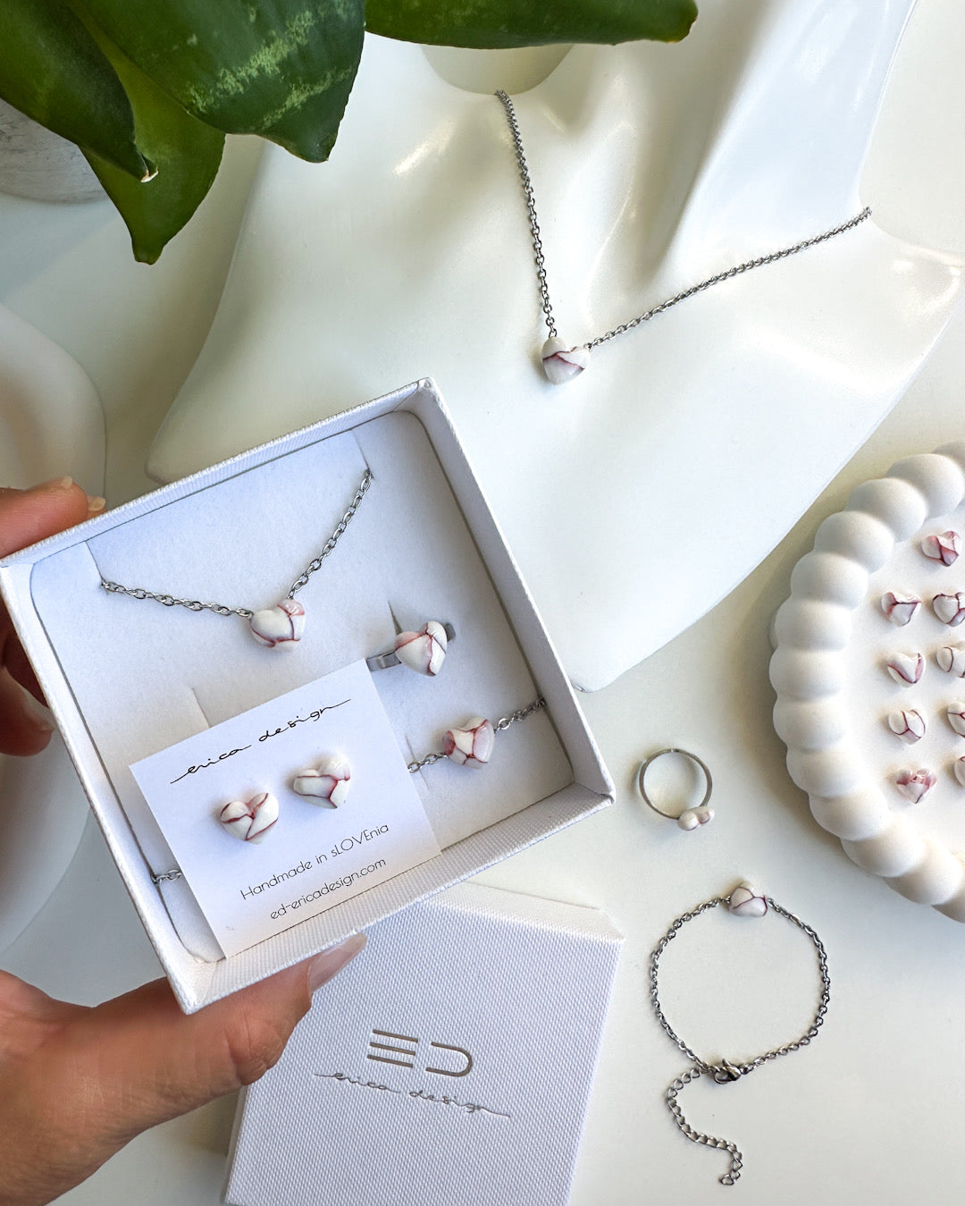 marble heart | burgundy