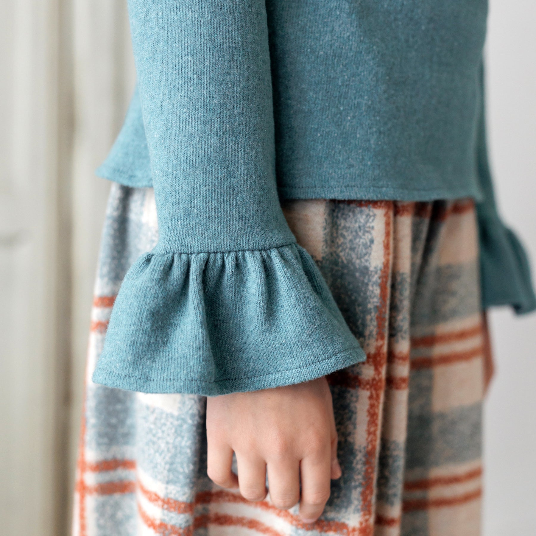 MAGLIA IN CALDO COTONE MANICA PETALO