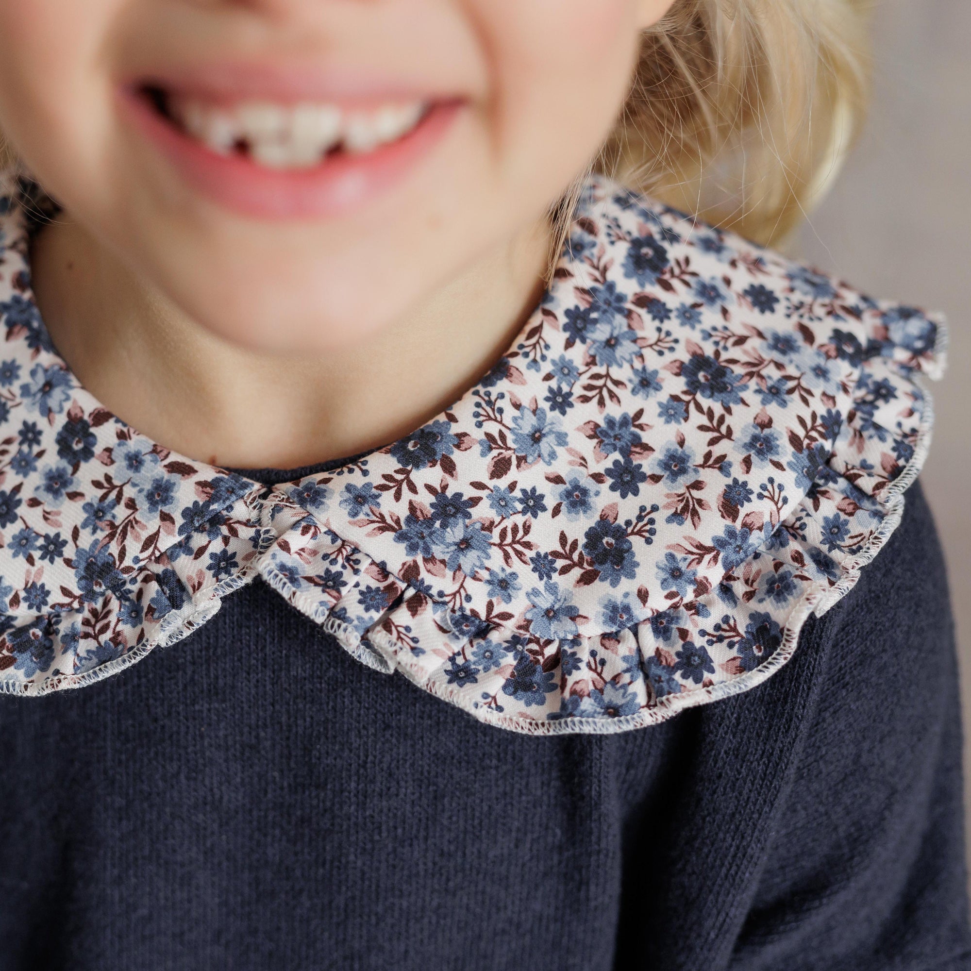 MAGLIA CON COLLETTO FIORELLINI