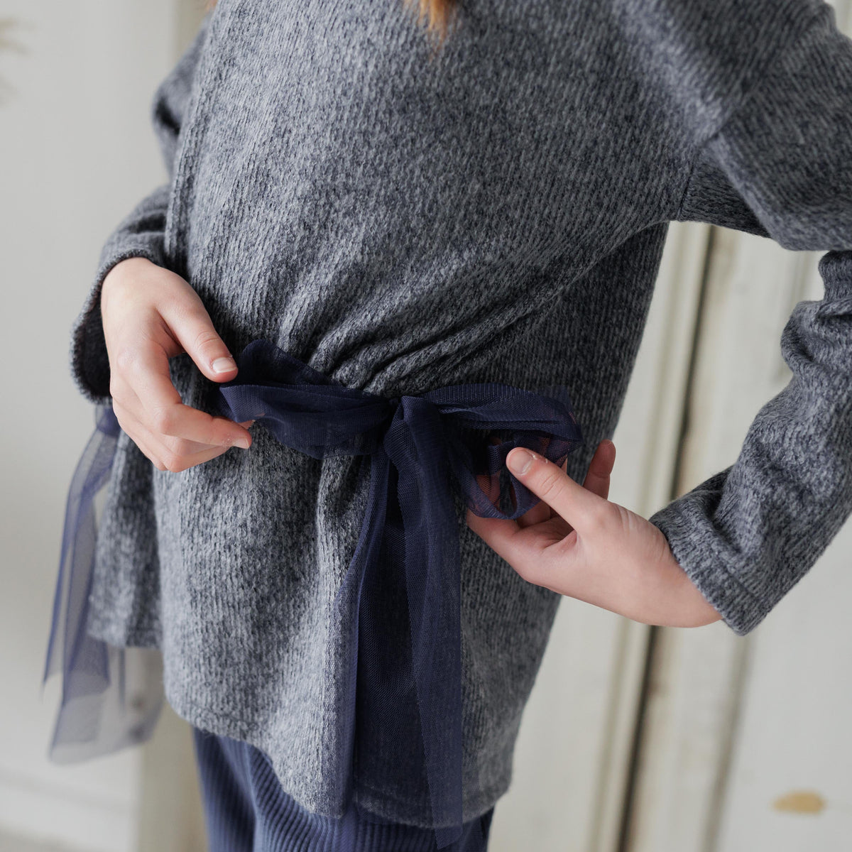 MAGLIA MORBIDA CON FIOCCHI TULLE IN VITA