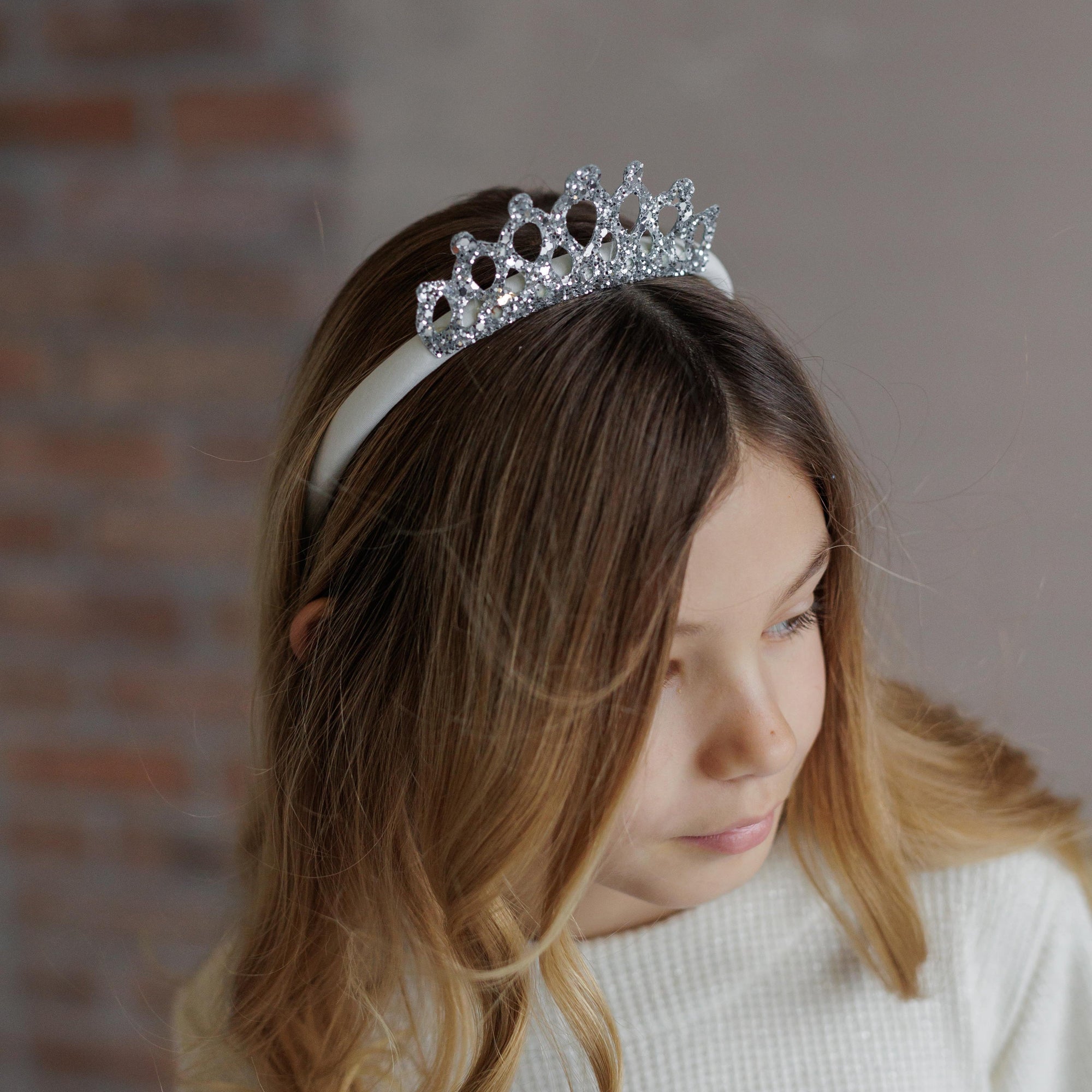 SLONOVINOVÝ ČELENKA S TRBLIETAVOU KORUNOU