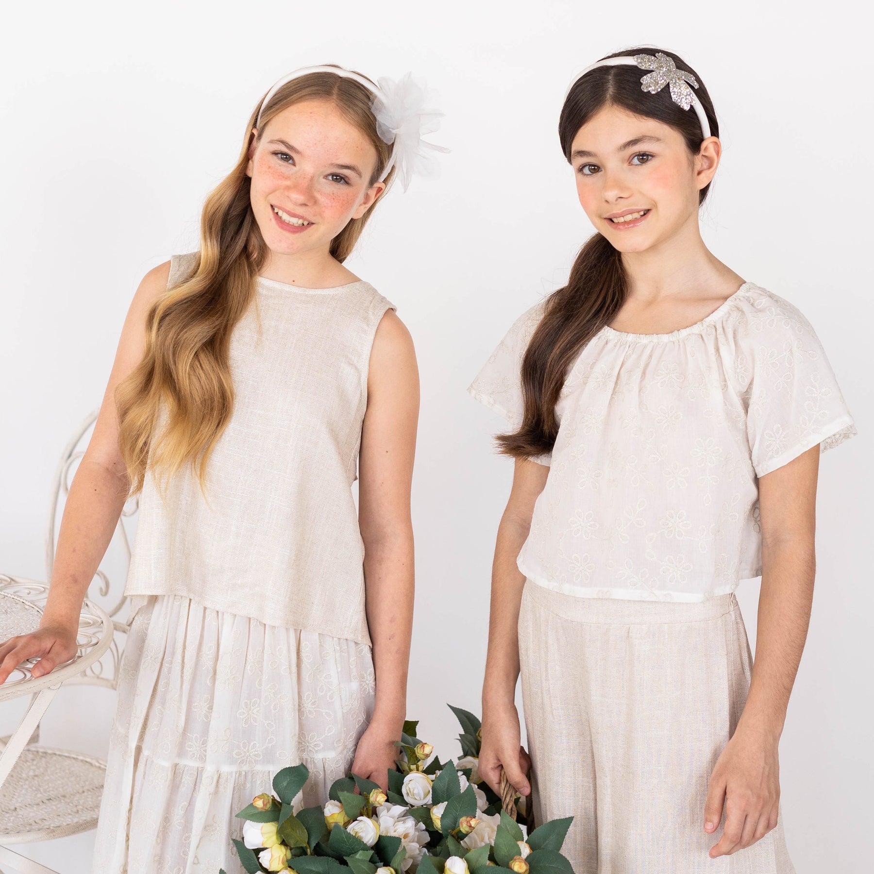 top in cotone con fiori ricamati