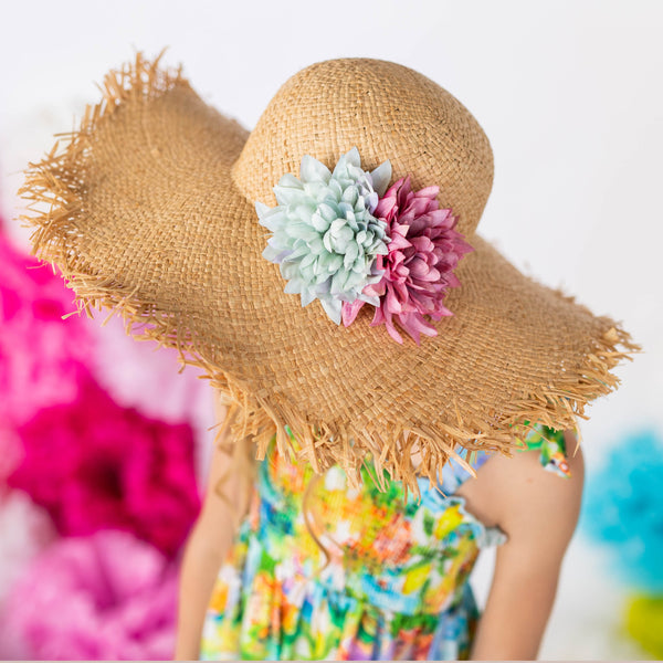 cappello cloche in raffia con fiori