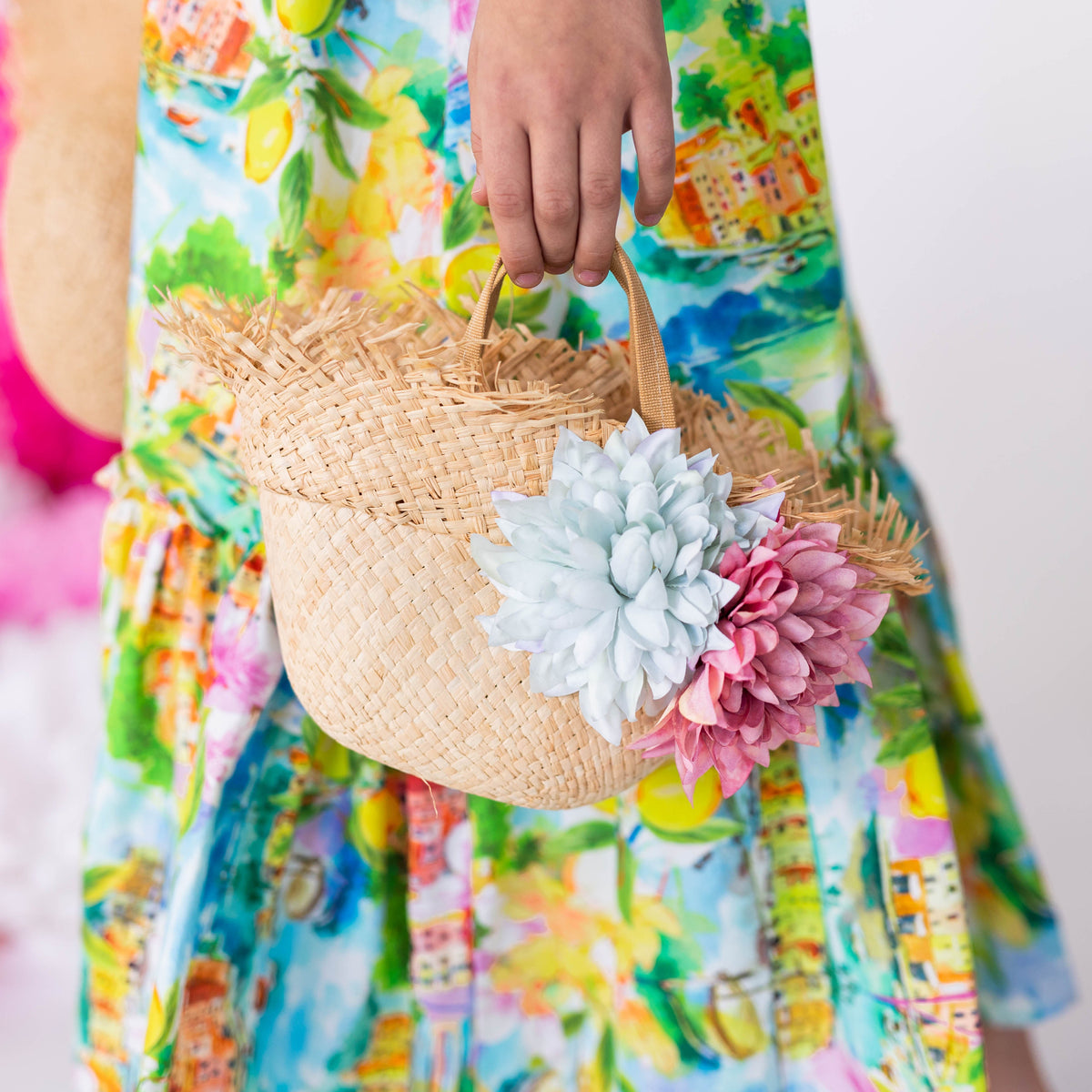 borsa cloche in raffia con fiori
