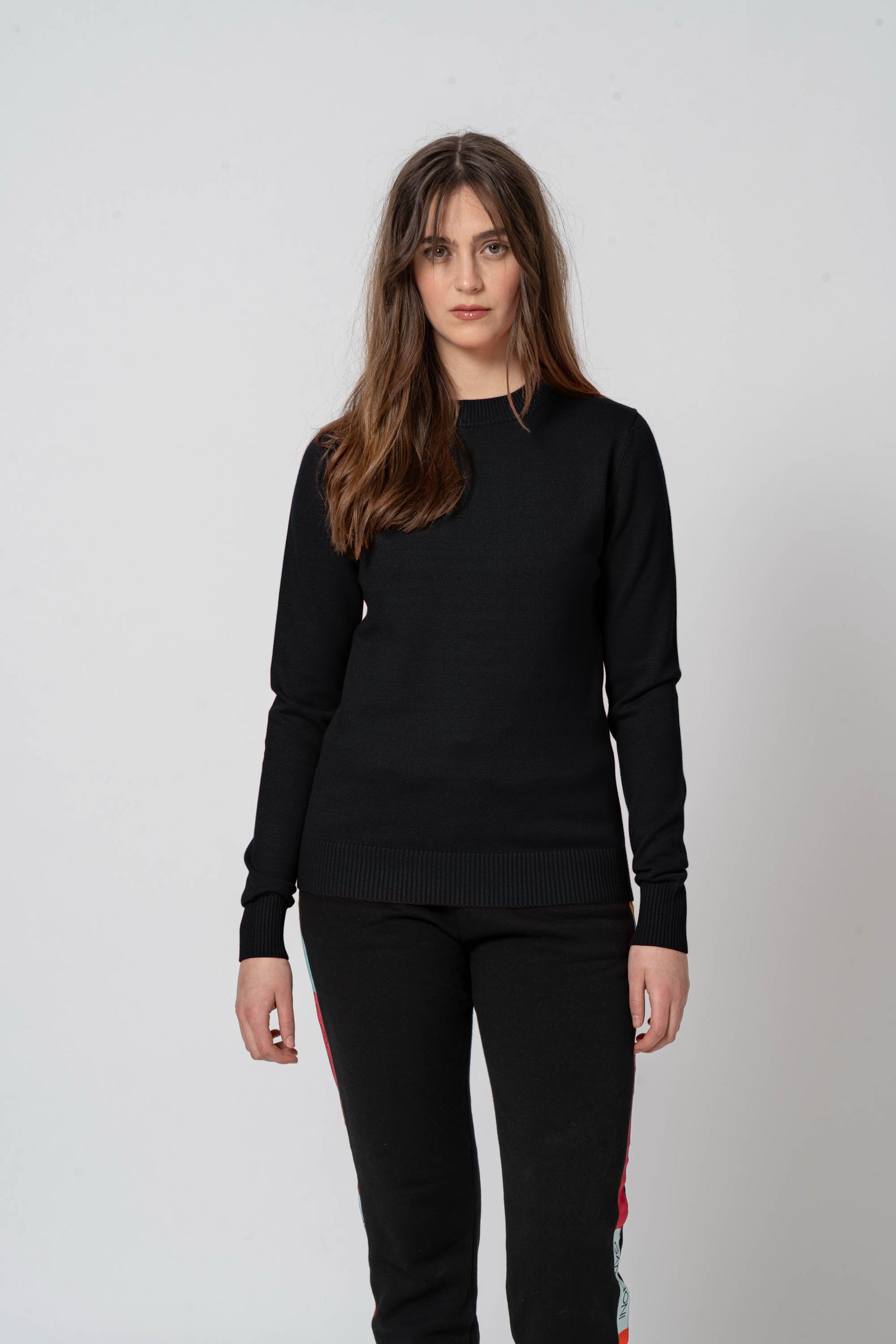 Maglia rasata con collo a giro e manica lunga con ricamo logo a filo. Morbida al tatto e
incredibilmente confortevole, piacevole
sulla pelle e resistente nel tempo.