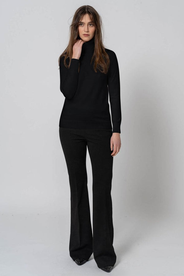 Maglia a collo alto in costina
con manica raglan lunga con
ricamo logo a filo.