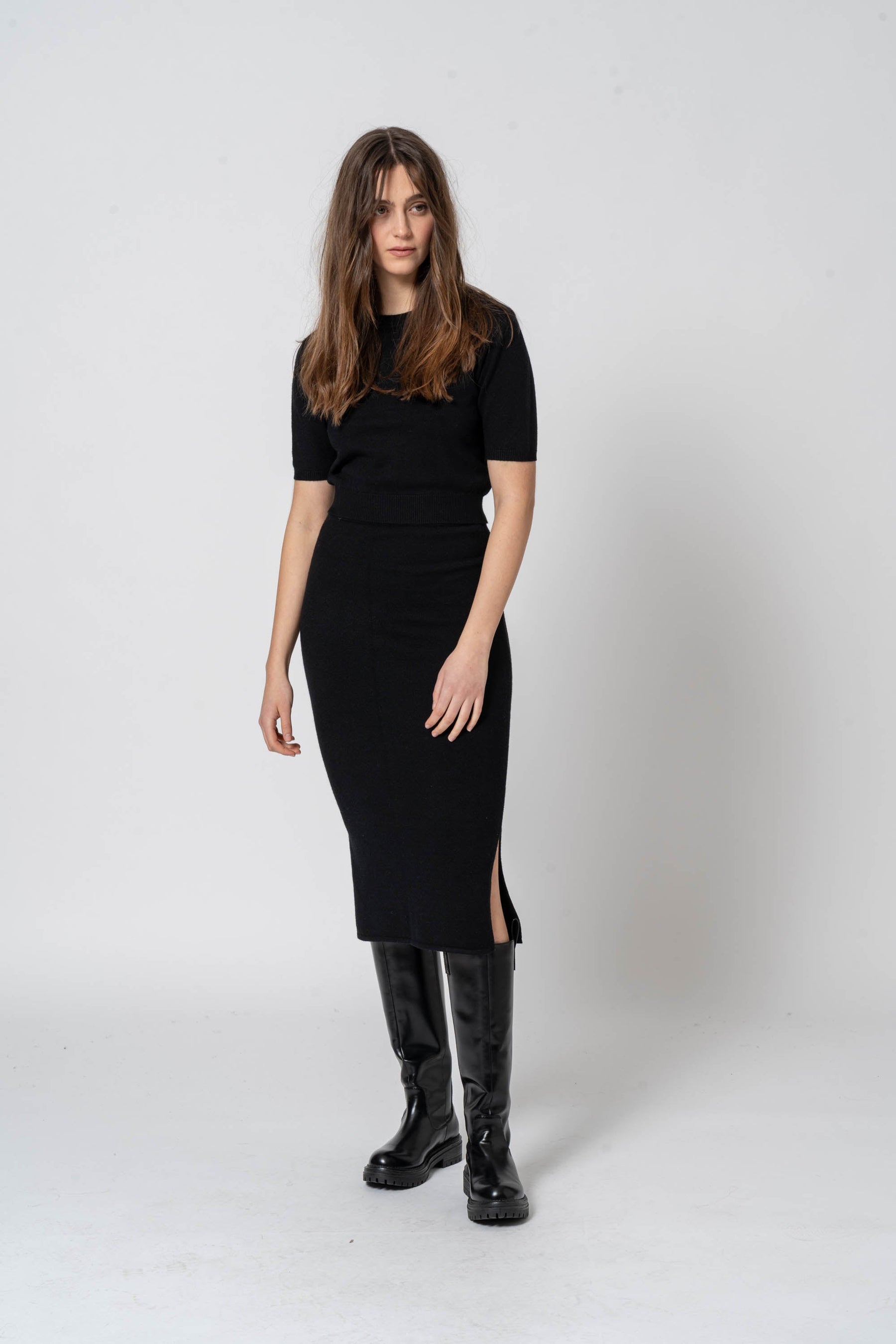 Long skirt with black slits