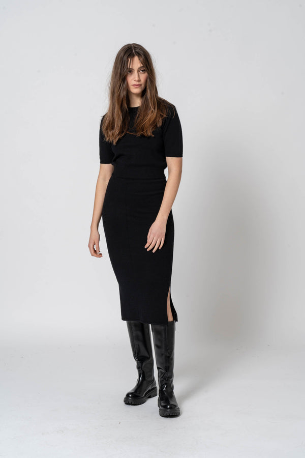 Long skirt with black slits