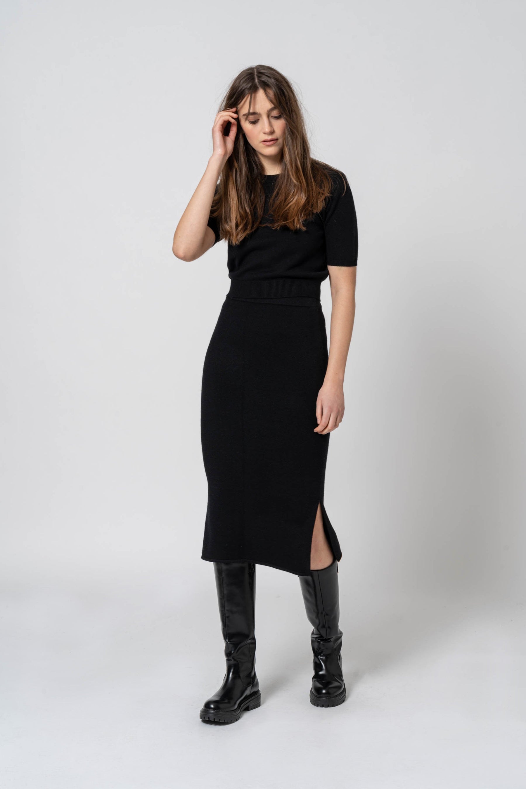 Long skirt with black slits