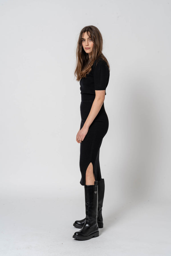 Long skirt with black slits