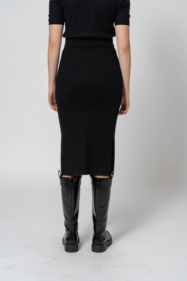 Long skirt with black slits