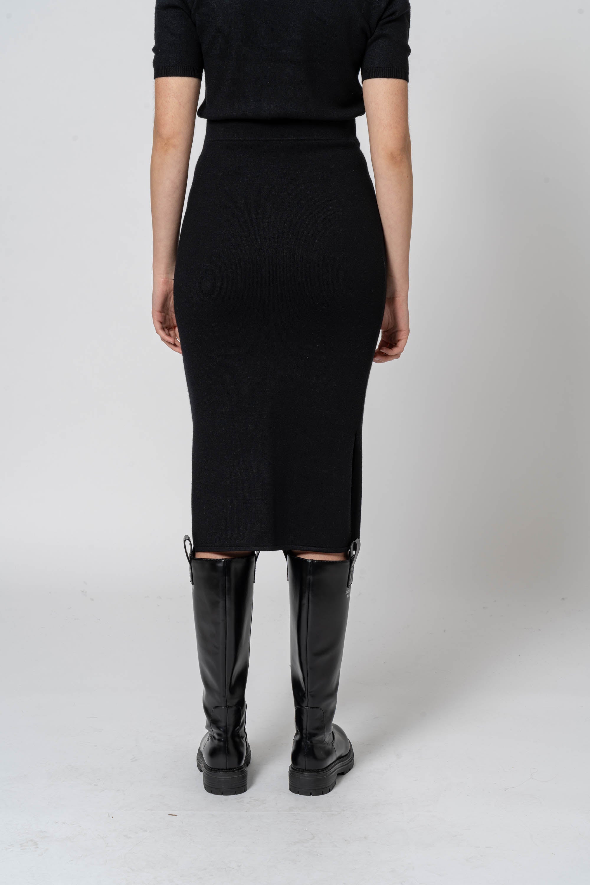 Long skirt with black slits