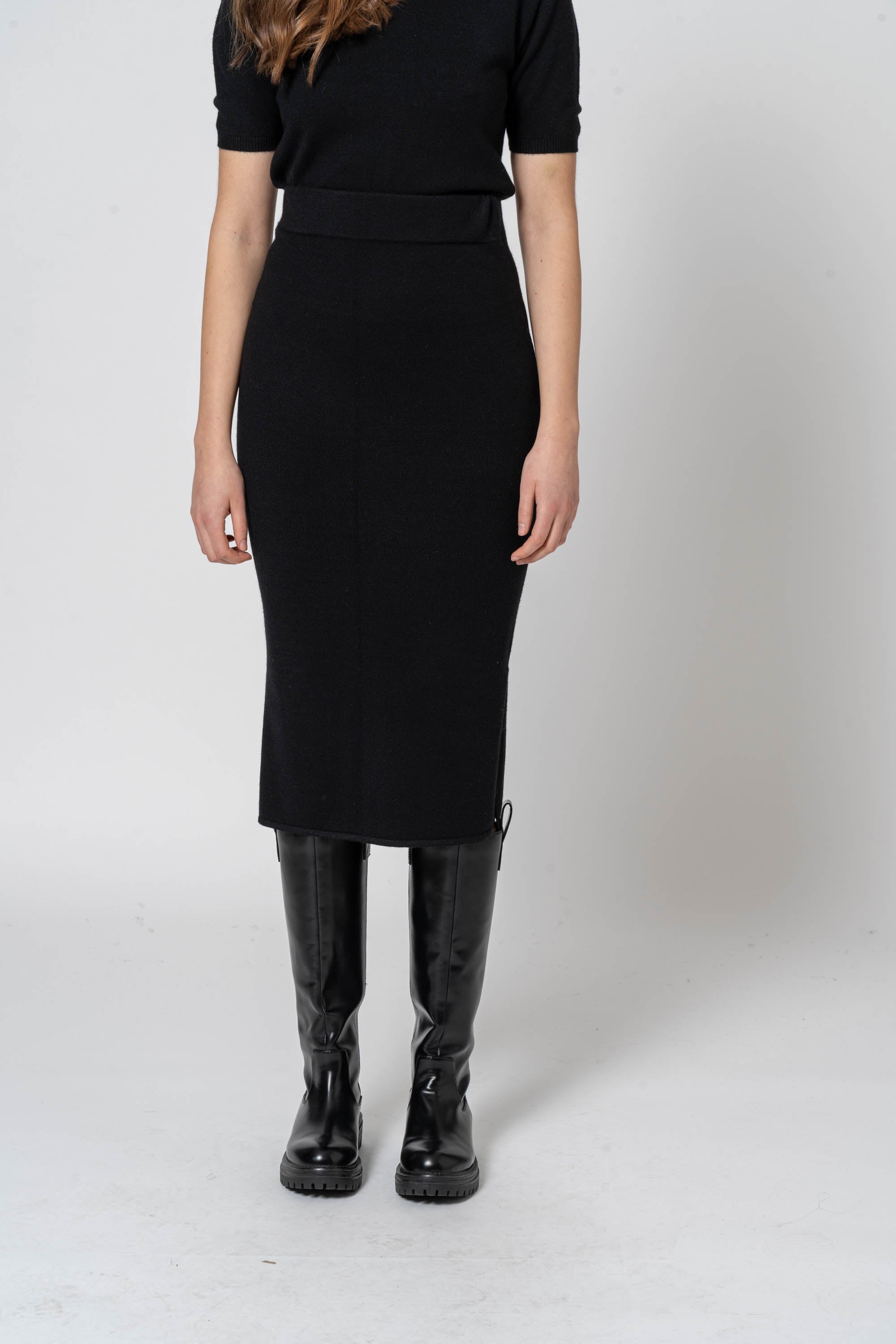 Long skirt with black slits