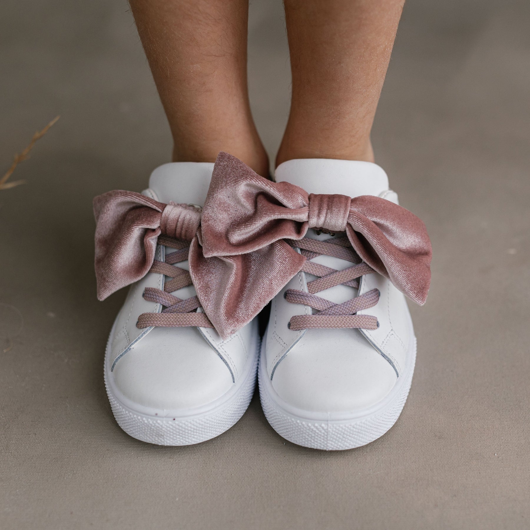 SNEAKERS CON FIOCCO IN VELLUTO