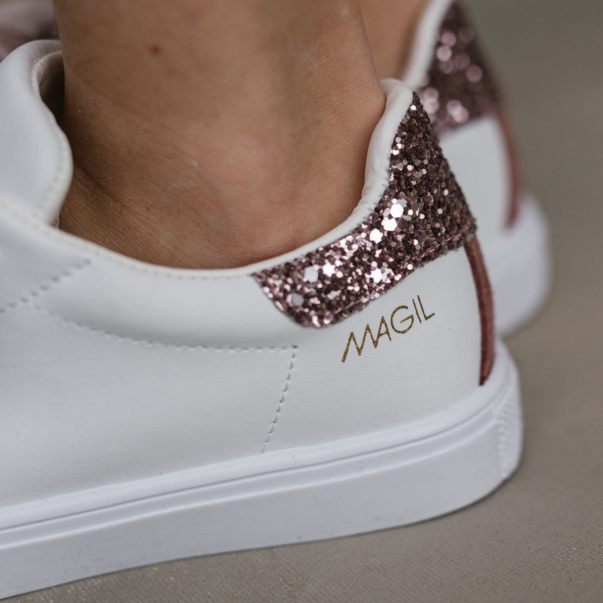 SNEAKERS CON FIOCCO IN VELLUTO
