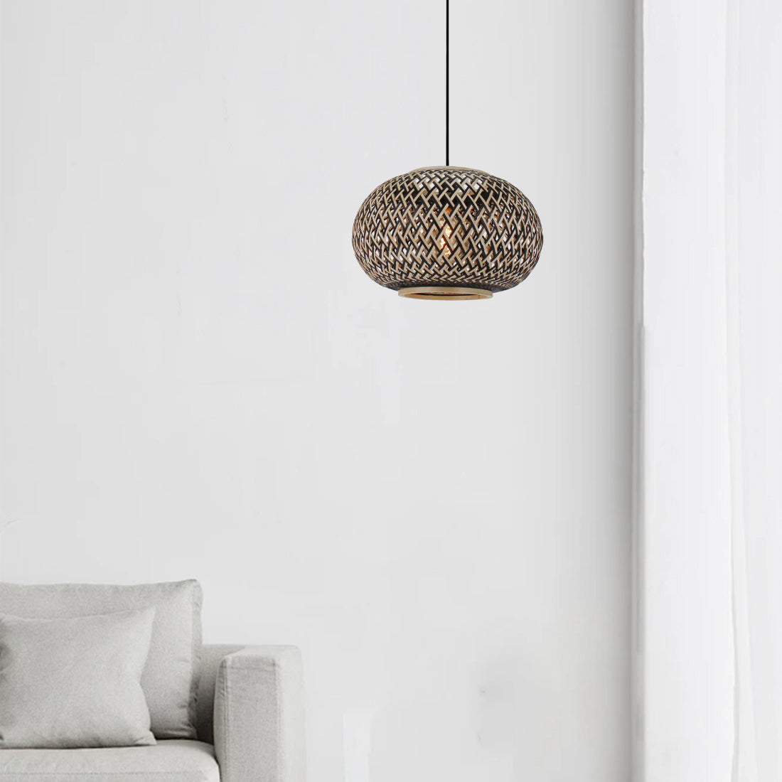 Various Weaving 1-lichts hanglamp Ø38 cm boven een eettafel in een modern interieur, die een warme en natuurlijke sfeer verspreidt.