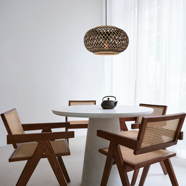 Various Weaving 1-lichts hanglamp Ø44 cm boven een eettafel in een modern interieur, met warme en natuurlijke lichtuitstraling.