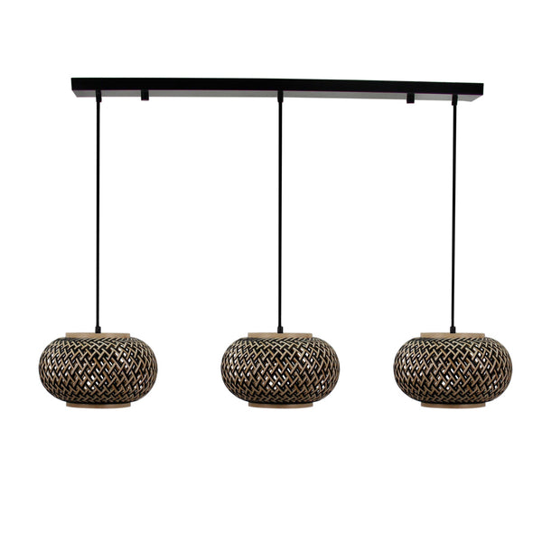 Close-up van de bamboe kapjes en zwarte details van de Various Weaving 3-lichts hanglamp Ø28 cm.