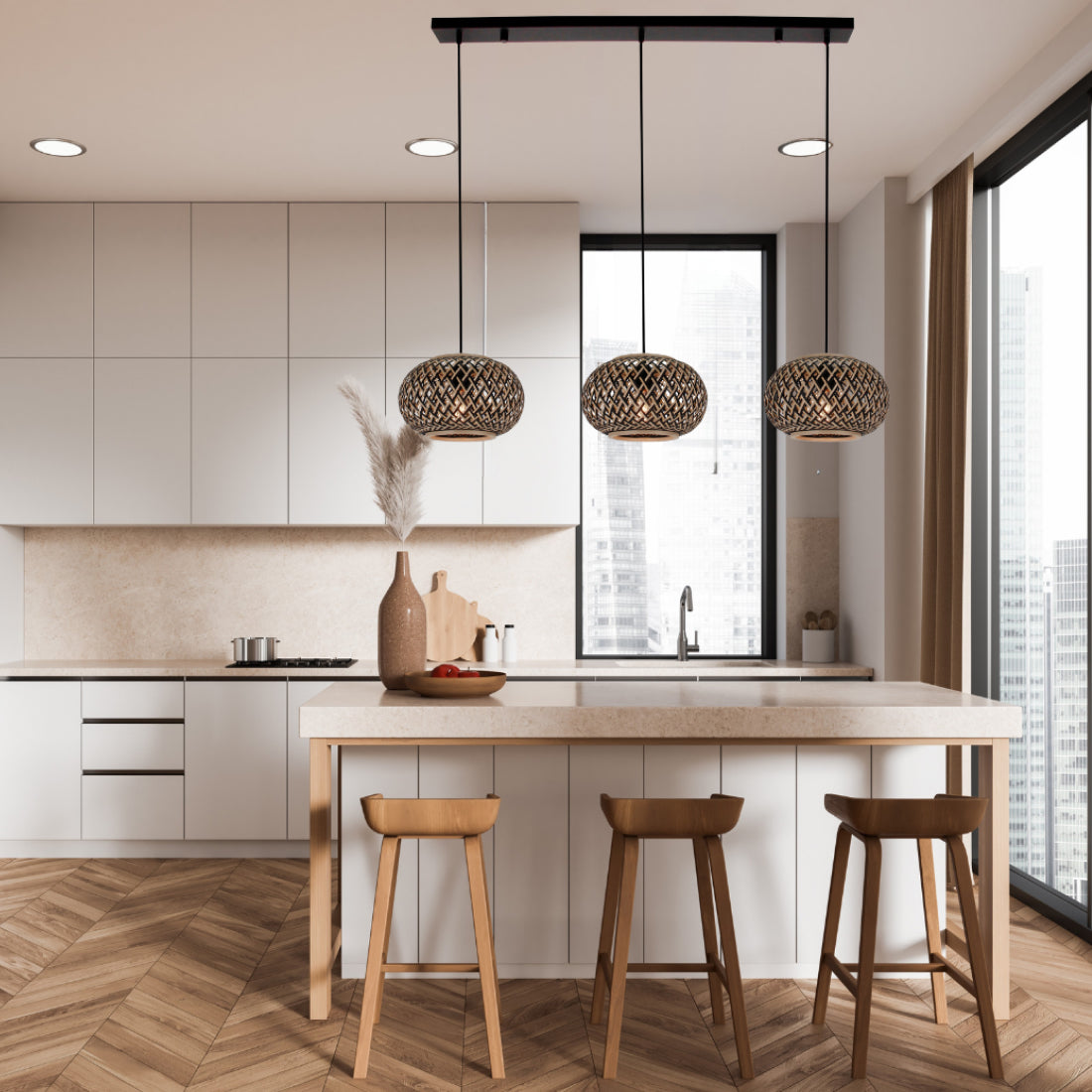 Various Weaving 3-lichts hanglamp Ø28 cm in een modern interieur boven de eettafel, die een natuurlijke en warme sfeer creëert.