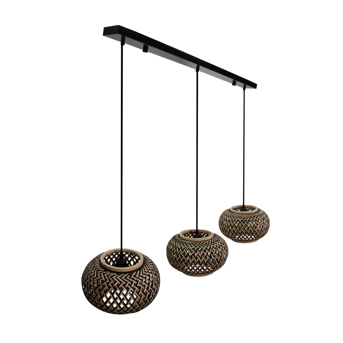 Various Weaving 3-lichts hanglamp met drie bamboe kapjes Ø28 cm in natuur en zwart, afgebeeld tegen een neutrale achtergrond.