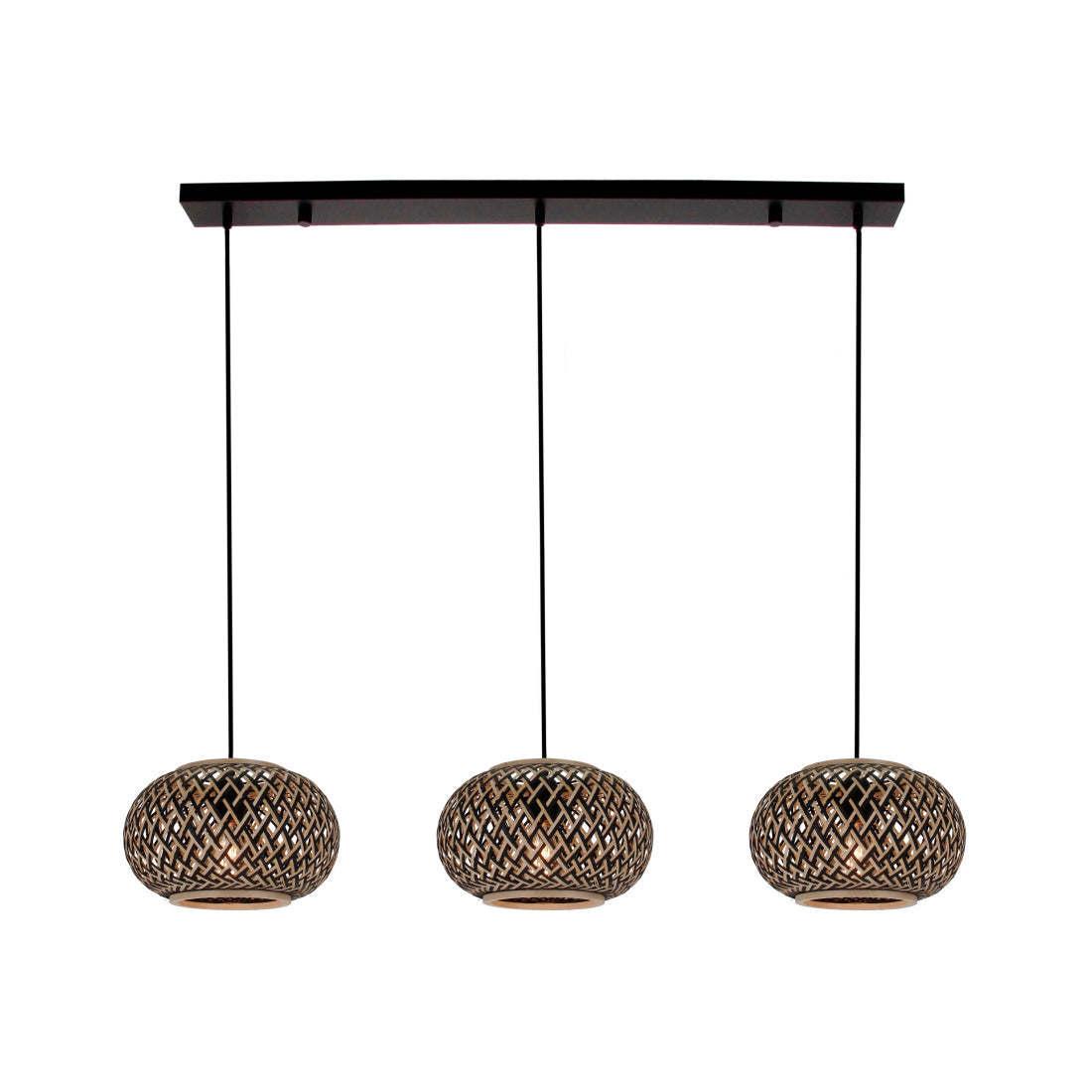 Various Weaving 3-lichts hanglamp met drie bamboe kapjes Ø28 cm in natuur en zwart, afgebeeld tegen een neutrale achtergrond.
