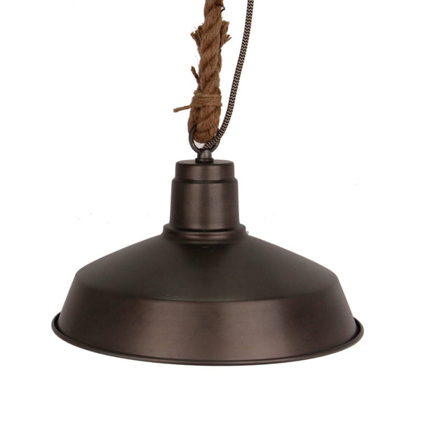 Close-up van de matzwarte kap van de Various Max 1-lichts hanglamp, met focus op het industriële design en de afwerking.