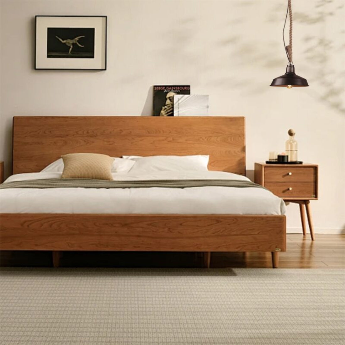 Various Max 1-lichts hanglamp in een modern interieur boven een eettafel, die een warme en sfeervolle verlichting creëert.