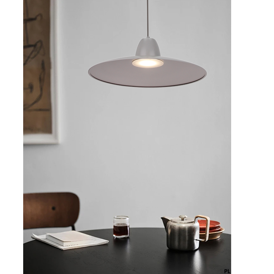 Moderne Hängeleuchte mit breitem Lampenschirm für Esszimmer