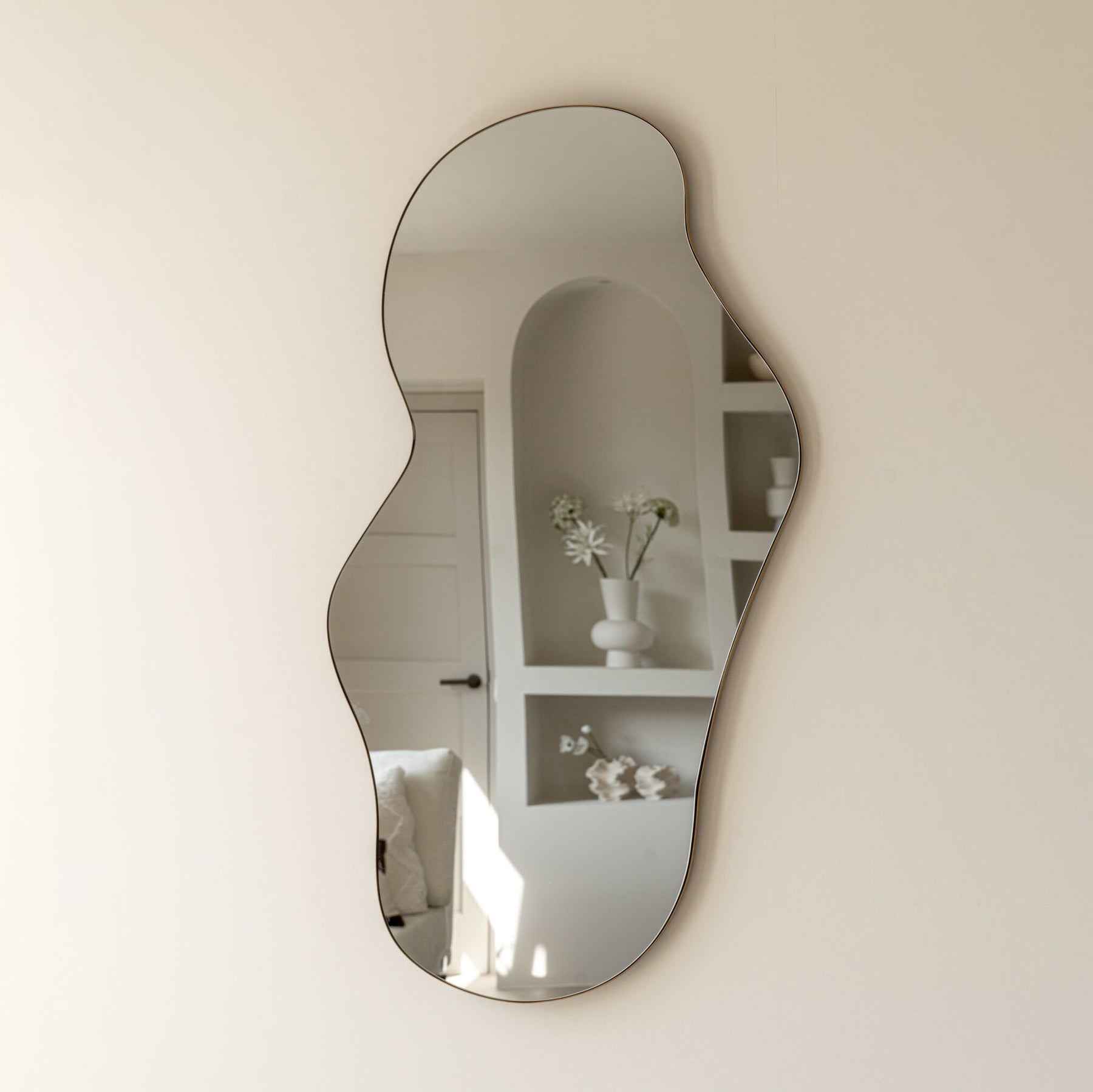 Spiegel Troas | Bronzen organische vorm spiegel | Asymmetrisch design | 110 x 62 cm | Indore Home