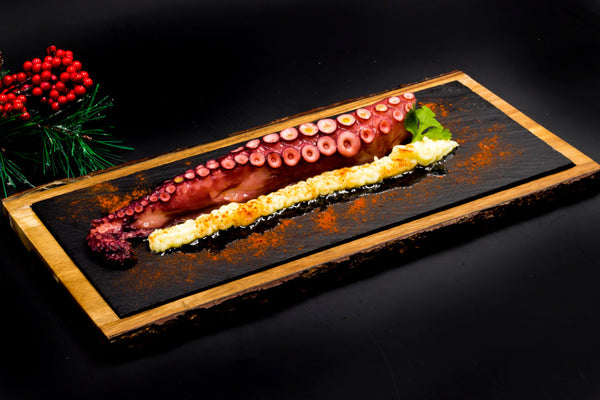 Lot of 3 cooked octopus claws in their own juice ±510 g.