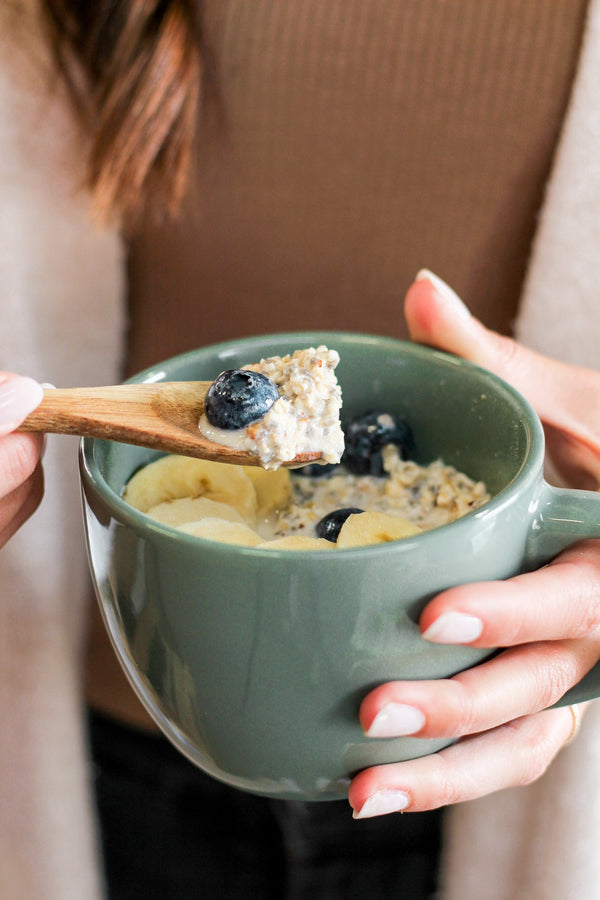 Bol de porridge bio nümorning à la vanille, avec banane et myrtilles pour le petit-déjeuner
