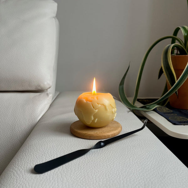 Metal wick dipper for extinguishing candle flames without smoke